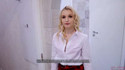 තරුණ විශ්ව විද්‍යාල දැරිය තම පෙම්වතාට ඔහුගේ මිතුරා සමඟ වංචා කරයි | ඇගේ පුකේ ඇතුලේ POV සහ cum!